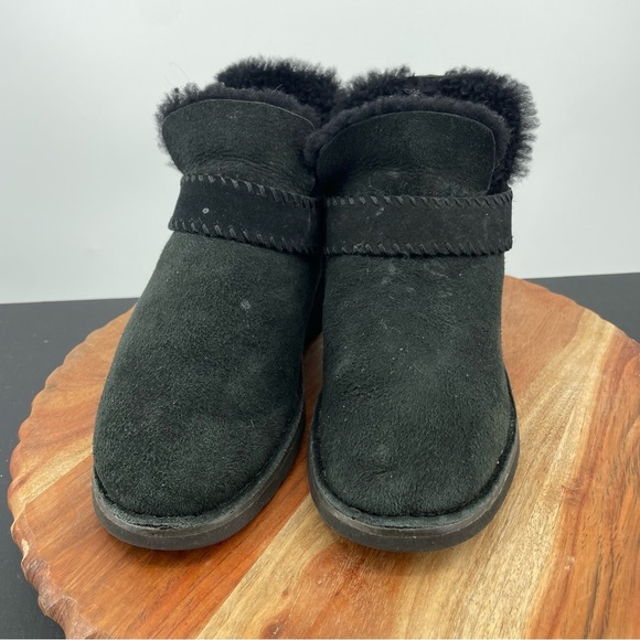 UGG McKay Boots Black suede Ankle Bootie 1012358 Sz 6.5 - Picture 2 of 7